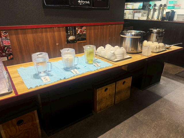 食べ放題開催時は、店内にごはんやドリンクのお代わりスペースが設けられる。