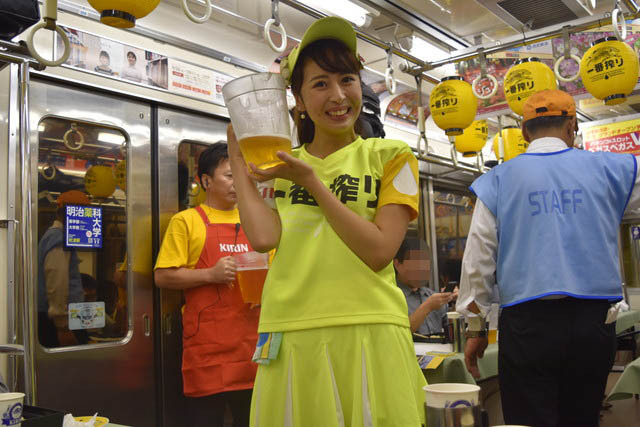 ミステリービアトレイン2015／人気ビール売り子の「ありさちゃん」