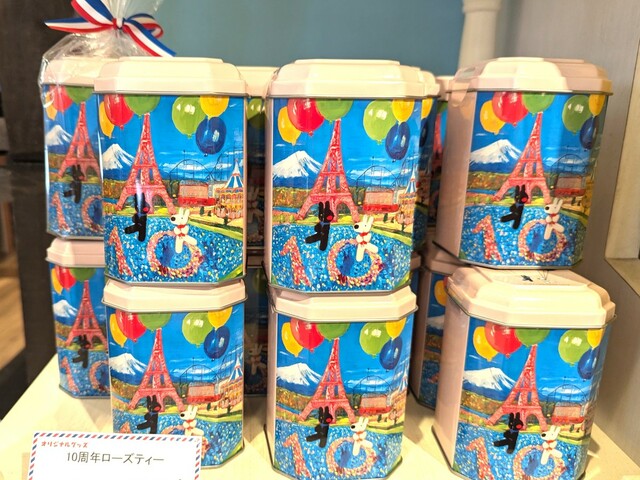【富士急ハイランド・リサとガスパール タウン】「10周年ローズティー」1,300円／リサとガスパール タウン ショップ