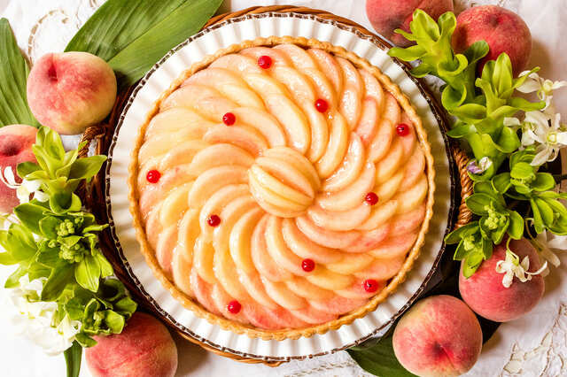 【キル フェ ボン「桃のタルト」】ホールサイズ（25cm）は11,772円、2025年6月16日（月）～8月31日（日）の販売予定