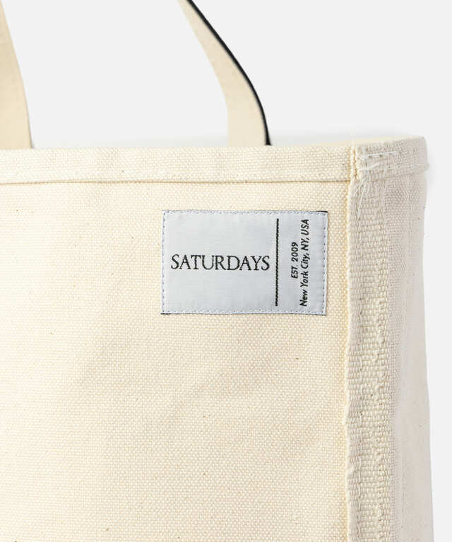 【L.L.Bean×Saturdays NYC】「Boat & Tote Large（ボート・アンド・トート ラージ）」（17,600円）／オリジナルのコラボレーションタグ