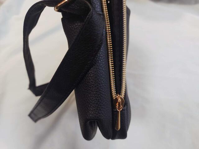 （側面から見た図）ダブルジップ式＆ガバッと開きます