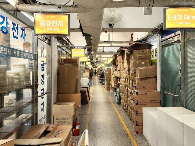 世運商街の北端のビルの中の電子関係専門店街