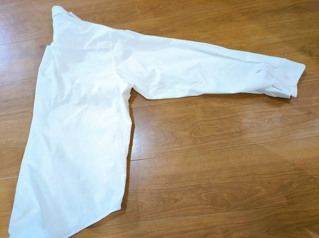 【ワークマン レディースシーンレスシャツ】まず、縦半分に折りたたみます