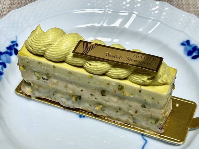 【Atelier Y】プラリネピスターシュ。「ピスタチオ好きなので、ピスタチオをたくさん使ったこのケーキに感激しました」（地元のスイーツ女子Aさん）