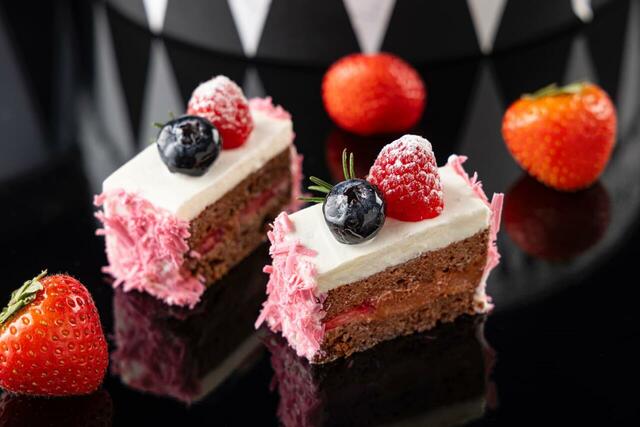 「チョコレートフレジェ」<期間:2026年2026年1月6日~3月11日>【【ヒルトン名古屋】ホテルメイドのストロベリースイーツが並ぶ♪甘美な“ストロベリースイーツビュッフェ”開催!】