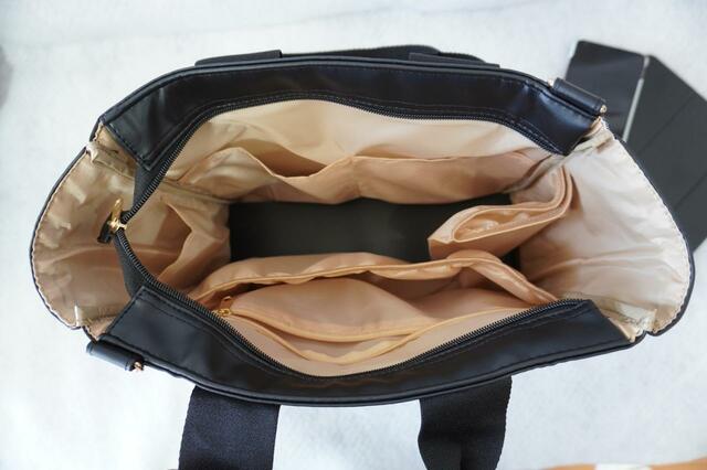 荷物が探しやすいように、上品なベージュカラーの裏地を使用