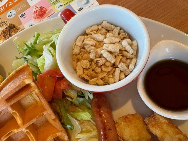 【ココスモーニング キャラメリゼバナナワッフル】グラノーラ&ヨーグルトが意外な癒やしポジション！