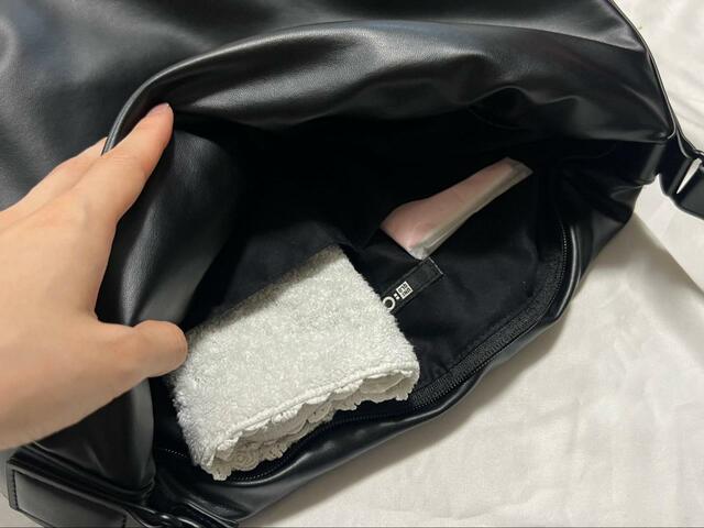 【UNIQLO:C　レザータッチパフィーバッグ】内側にはポケットが2つ。細々とした物を入れるのにピッタリです