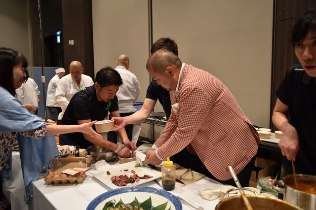 限定50食のローストビーフ丼は光山氏が盛る