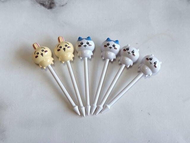 かわいいミニフィギュア付きのピックが6本入っています