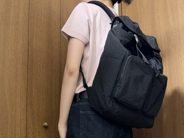【UNIQLO マルチポケットバックパック】ショルダーベルトはS字にカーブしたデザインで肩にしっかりフィット。ズレ落ちたりもせず快適でした♪