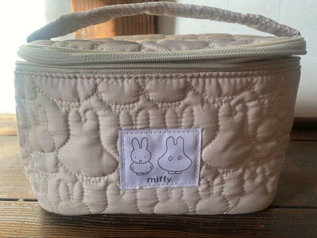 【リンネル 2023年2月号増刊　Miffy［ミッフィー］シルエット柄キルティングがかわいいバニティポーチ】サイズは（約）高さ13×幅20×マチ8cmと大容量！