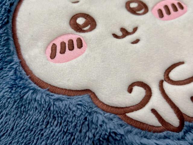 ハチワレのお顔のパーツと縁取りはブラウン♪ブルー×ブラウンの組み合わせが大人かわいい！【GU（ジーユー）マシュマロフィールラウンジパーカ(長袖) Chiikawaちいかわ ブルー】