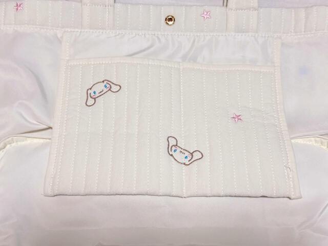 内側には、吊りポケットが1つついています。サイズは約縦19×横25cmと大きめ！