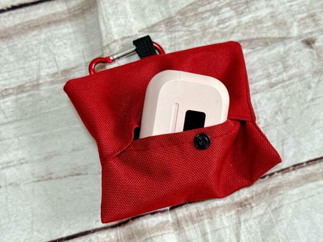 【カルディ いぬの日おさんぽバッグ/エチケット袋付きマナーポーチ】イヤホンなどの小物を入れるのもおすすめ♪