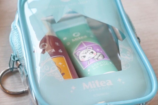 【ファミリーマート Mitea ORGANIC「どうぶつの森」コレクション】おうち型の小窓から覗くコスメアイテムと、おうちの左右からひょっこり顔を出すふたりもかわいい♪