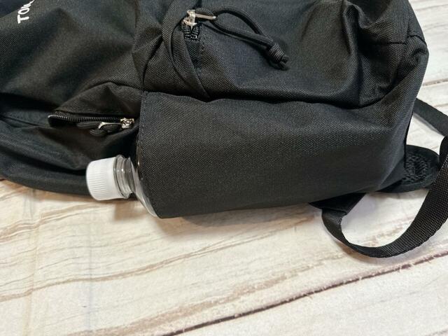 サイドポケットには550mlのペットボトルをイン