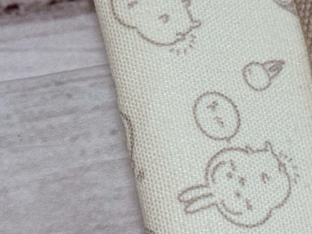 素材はポリエステルと綿の混紡。厚手で丈夫なコットンキャンバス調の生地