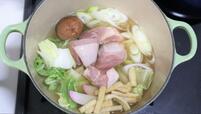 【寿がきや 袋めんでみそ煮込みうどん鍋】「だしスープ」で先に具材を煮込みます