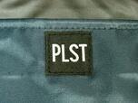 ポケットには「PLST」のブランドロゴの織りタグつき