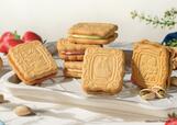 ムーミン柄はクルミ味、リトルミイ柄はストロベリー味、スナフキン柄はピスタチオ味の、クリームサンドクッキー【〈ムーミンショップ パティスリー〉大丸京都店に期間限定オープン】
