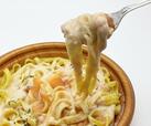 ファミリーマート「もちもち平打ち生パスタ　たらこクリーム」を持ち上げたところ