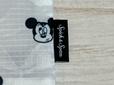 右下部にはブラックの織りタグ付き。前面には「Spick ＆ Span」、背面には「Disney」のロゴが入っており、コラボならではの特別感もしっかり楽しめます