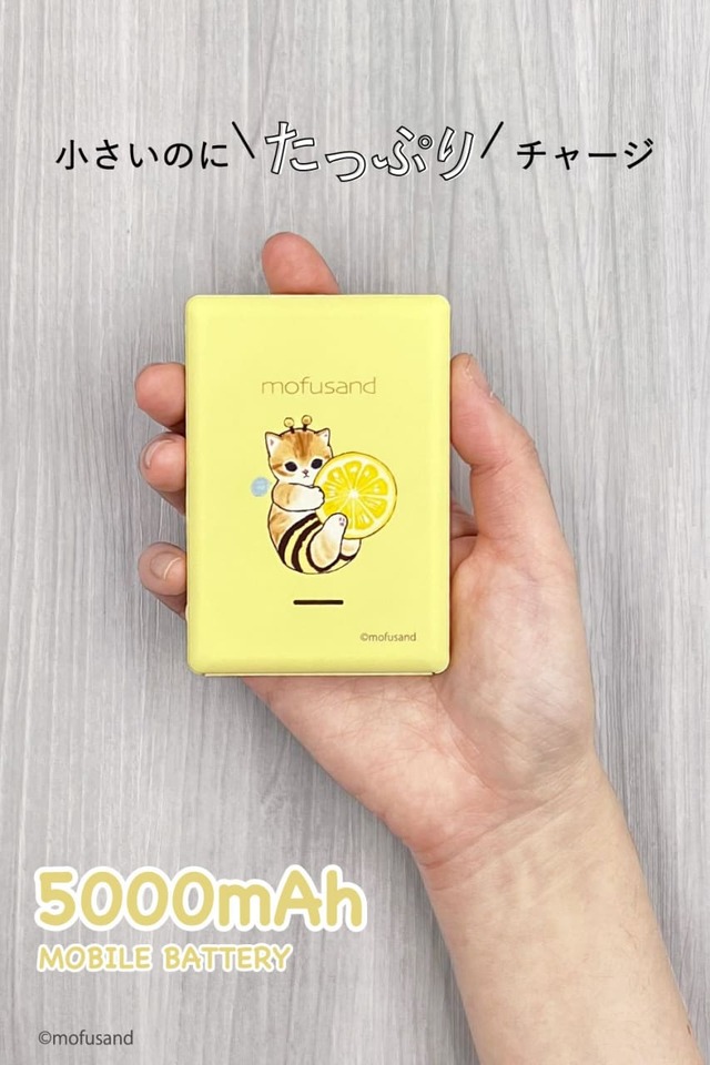 「mofusand モバイルバッテリー 5000mAh ハチxにゃん」手のひらイメージ