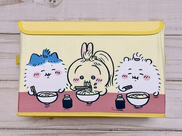 ラーメンの鎧さんが差し出してくれたヘアゴムで3人が髪を結び、並んでラーメンをすすっているイラストが尊い！