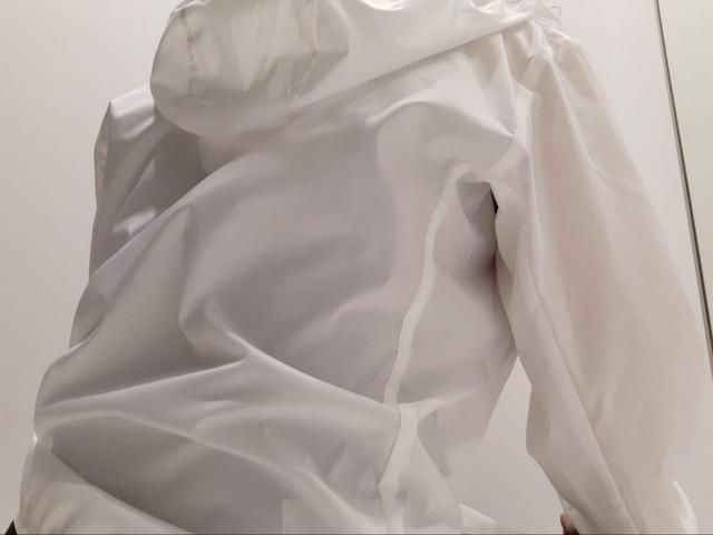 【ユニクロのシェルジャケット】さらっとした質感です