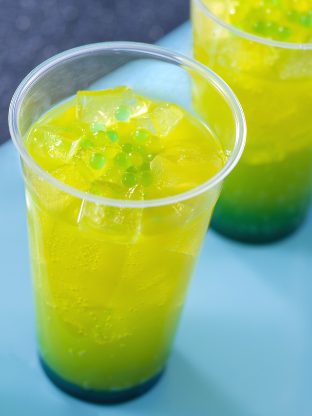 スパークリングドリンク（マンゴー＆オレンジ） 450円｜カフェ・ポルトフィーノ｜東京ディズニーシー「ピクサー・プレイタイム」スペシャルメニュー