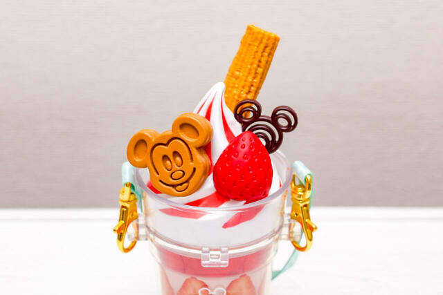 カラフルチョコレート、ミニスナックケース付き ¥1,300｜ミッキーワッフルもトッピングされています