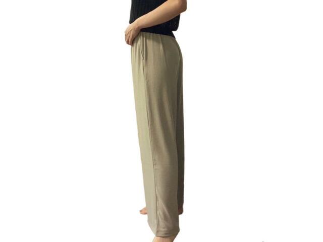 【ユニクロ　ソフトブラッシュドイージーパンツ】サイドももたつかずスタイルアップできます