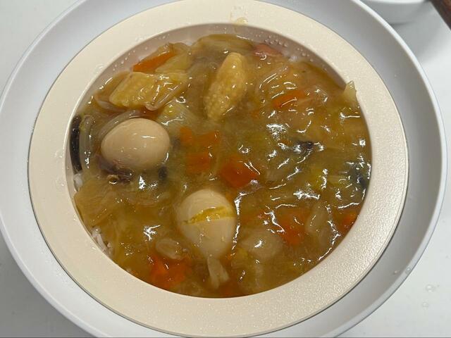 【サンコー 炊き立て丼 トップバリュベストプライス 中華丼】卵は少し割れて黄身が見えていたけど、ふたなどに破裂のあとはなかった