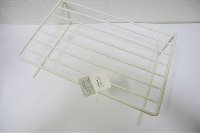 【3COINS 食器棚用ワイヤー収納ラック】白のシンプルなデザイン