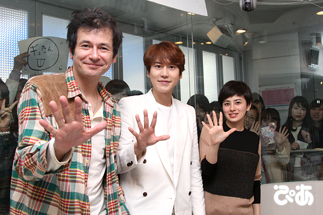 左からジョージ・ウィリアムズ、SUPER JUNIOR-KYUHYUN、ホラン千秋@TOKYO FM『JA 全農 COUNTDOWN JAPAN』