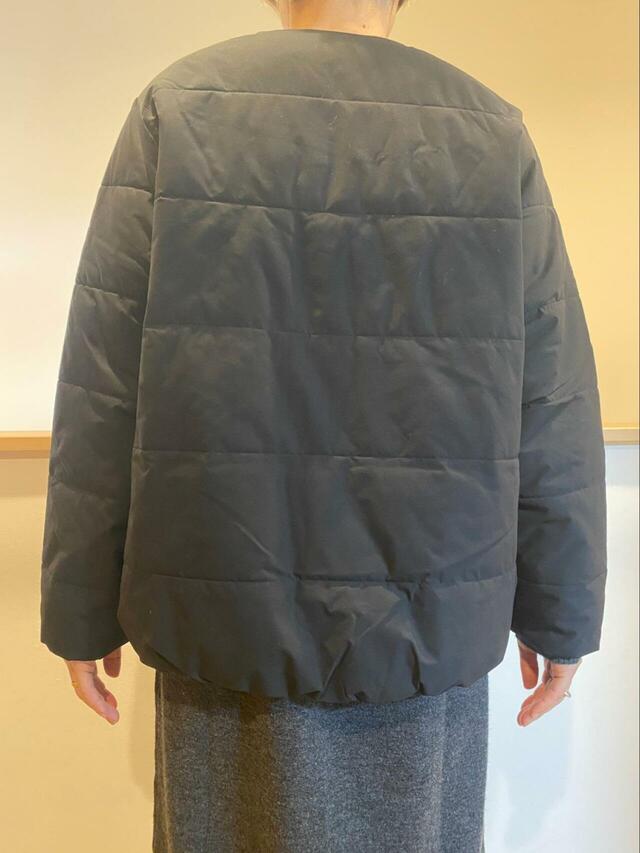 【Honeys ノーカラーライトブルゾン】ヒップまで隠れる丈感なので、どんなボトムスとも相性抜群です♪