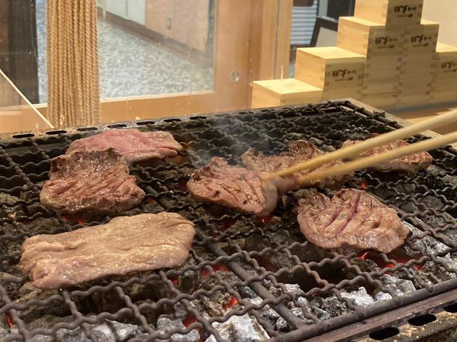 牛たん焼を網で1枚1枚焼いて仕上げる。