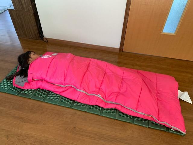 【CAPTAIN STAG EVAフォームマット】硬い床とフォームマットの上で寝心地を比べてみるとその差は歴然！