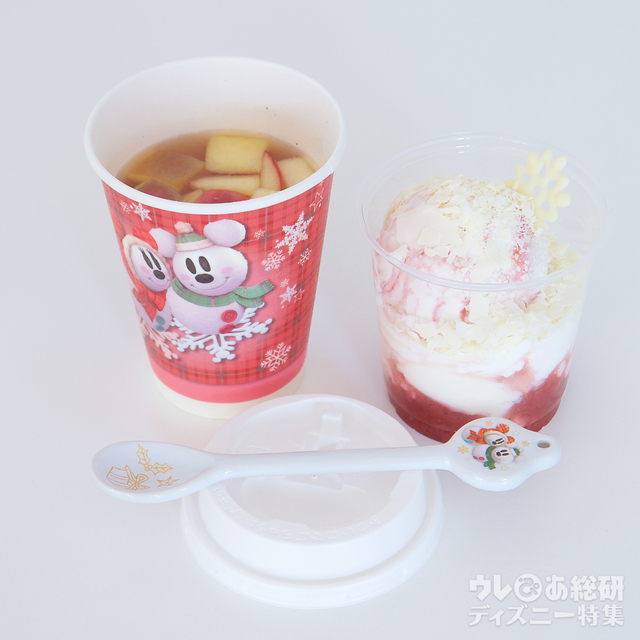 （左）パンナコッタ＆ストロベリーサンデー 500円｜（右）アップル＆シナモンのホットドリンク 400円