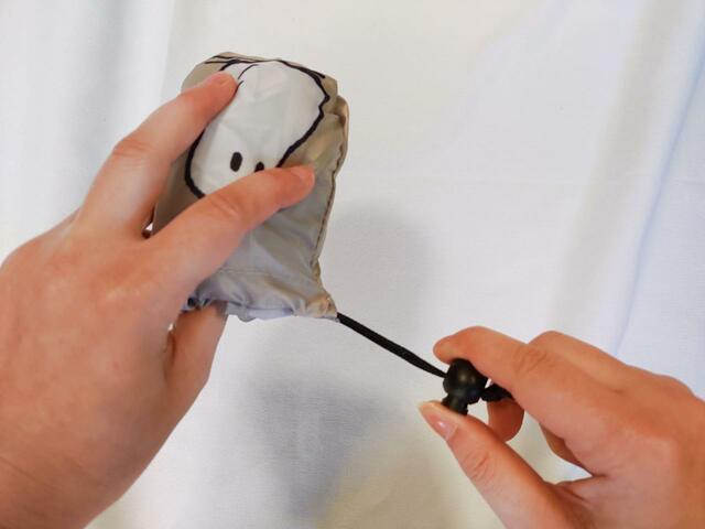 【SNOOPY（スヌーピー）エコバッグ ふせ】全部収納したら、巾着の紐部分をキュッと引っ張る