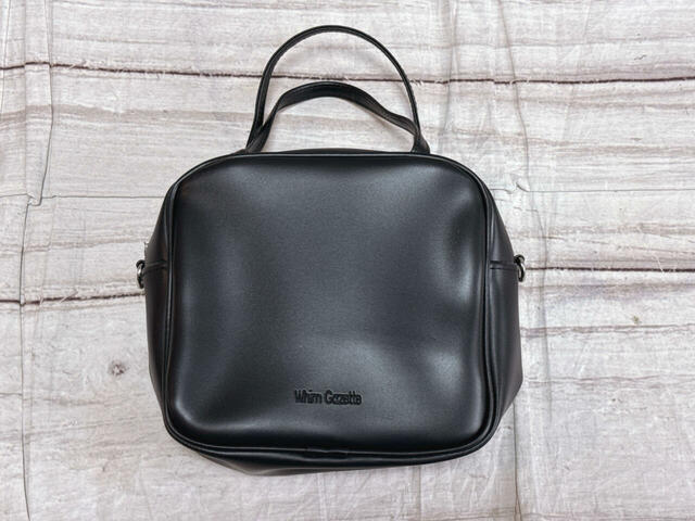 シンプルで美しいフォルムのスクエアバッグ