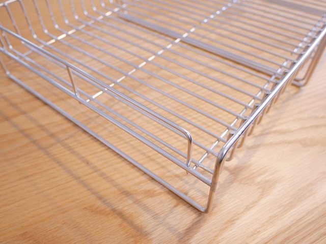 【ベルメゾン 半分に分割して収納できるステンレス水切りかご】大きさは（約）幅30cm×奥行40cm。高さは8cmで、皿立てパーツを含めると14.5cmになります