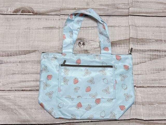 【カルディ いちごバッグ】キャリーオンバッグとして使える仕様！背面にキャリーバー通しベルトが付いています