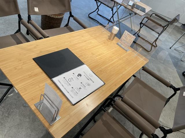 「Snow Peak Eat 南町田グランベリーパーク」テーブルと椅子もアウトドア仕様！