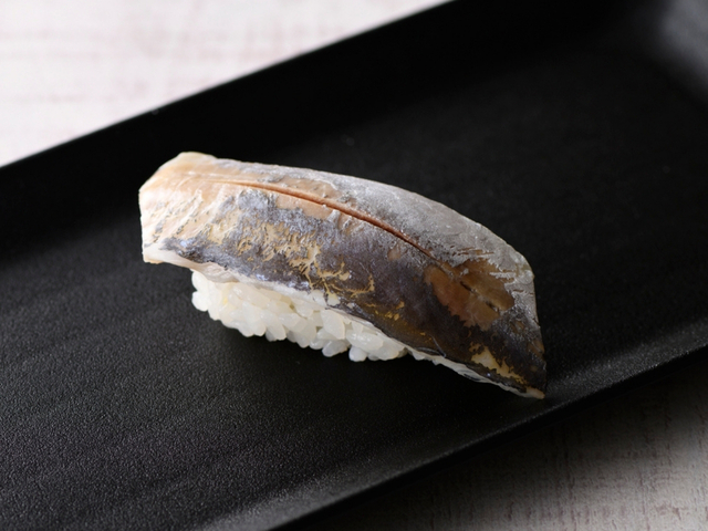 「鯵の柑橘〆」＜期間：2026年1月13日～2月13日＞【期間限定で“ローストビーフ・煮穴子・生帆立・鯵の柑橘〆”のお寿司が時間無制限で食べ放題！『八献 イオンモール幕張新都心』で開催中！】