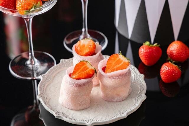 「いちご大福」<期間:2026年1月9日~3月8日>【【ヒルトン名古屋】ホテルメイドのストロベリースイーツが並ぶ♪甘美な“ストロベリースイーツビュッフェ”開催!】