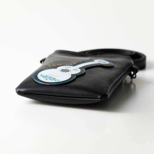 ギターアップリケ付きスマートフォンショルダーバッグ「リメンバー・ミー」|¥ 5,490 (税込)