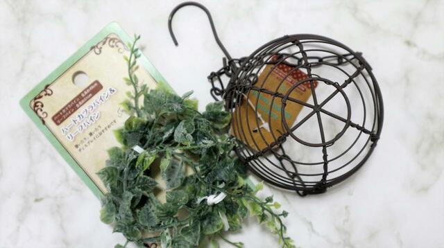 【セリア ハンギングバスケット、フェイクグリーン】入れて壁に吊り下げるだけ